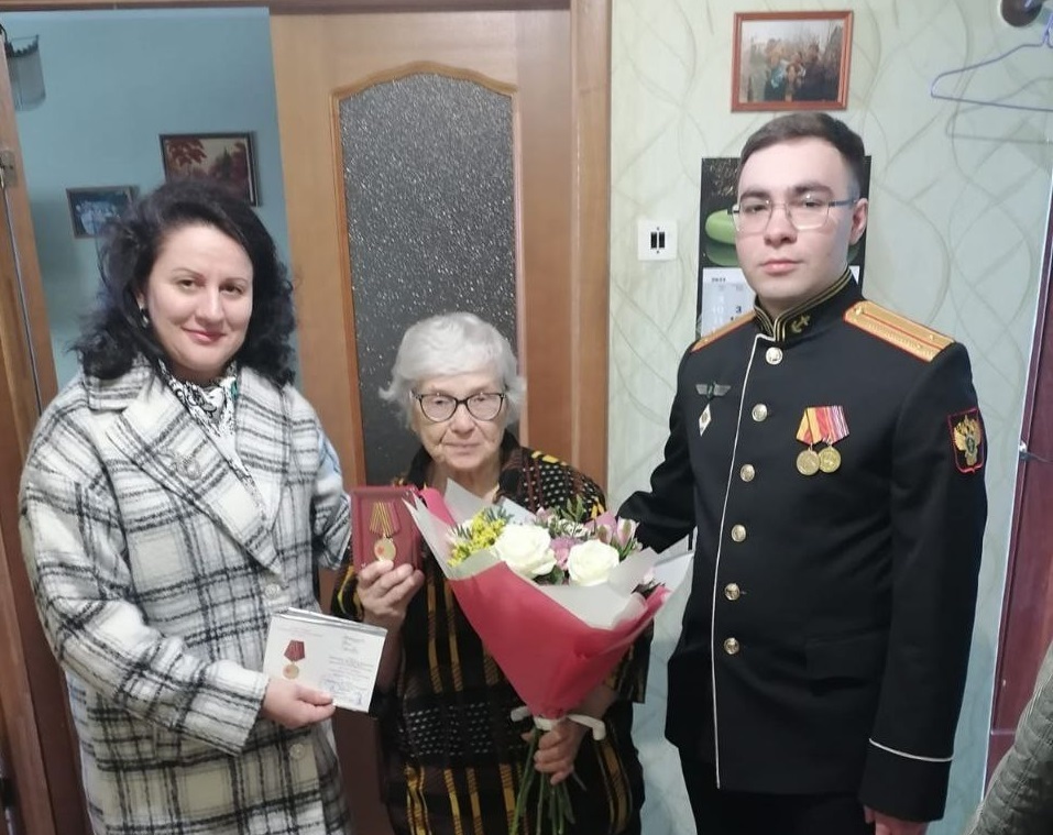 Награду в преддверии 80-летия Великой Победы вручили жительнице Камчатки