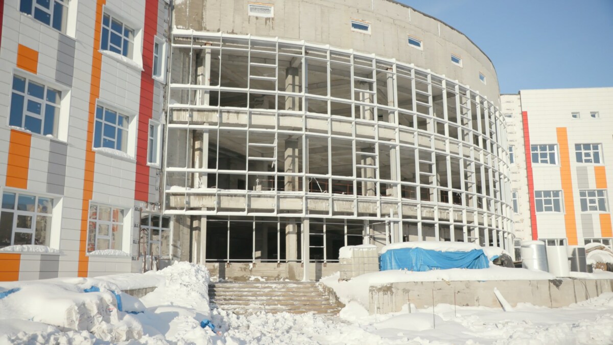 В новом корпусе школы номер 40 в столице Камчатки ведётся монтаж витражей
