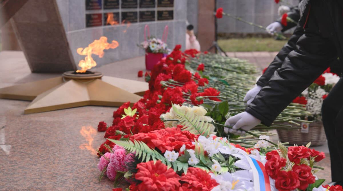 Владимир Солодов возложил цветы к мемориалу героев Великой Отечественной войны