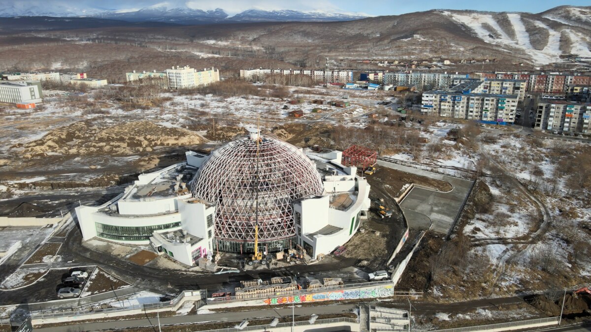 На строящемся театре кукол на Камчатке начали монтаж стеклянного купола